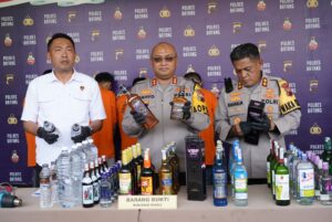 Polres Batang musnahkan 3.636 botol miras hasil “Pekat Candi”