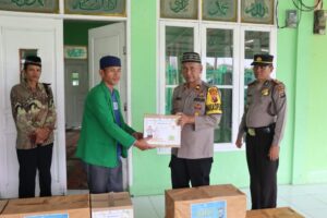 Indahnya Berbagi, Polres Humbahas Berikan Bingkisan Lebaran Kepada Pengurus Masjid