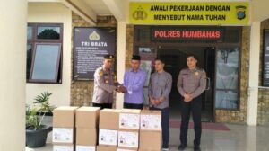 Jelang Lebaran, Polres Humbahas Berikan Parcel ke MUI Humbang Hasundutan