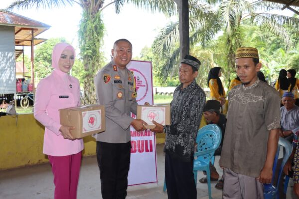 Polres Lamandau Bagi Bansos Ke Masyarakat Di Hut Yayasan Kemala