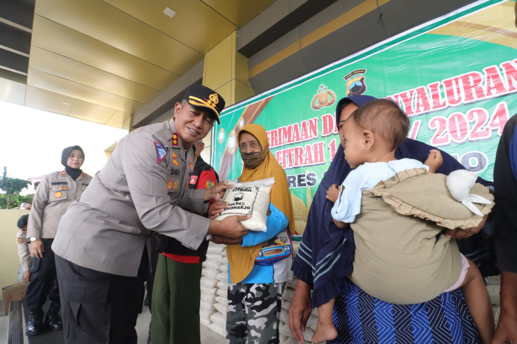 Polres Sukoharjo Salurkan Ratusan Paket Zakat Fitrah kepada yang Berhak