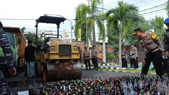 Polresta Banyuwangi Musnahkan 1,6 Ton Miras Knalpot Brong Hasil Operasi Pekat