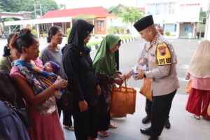 Polresta Pati Berbagi Kebahagiaan Jelang Idul Fitri Dengan Warga yang Kurang Mampu