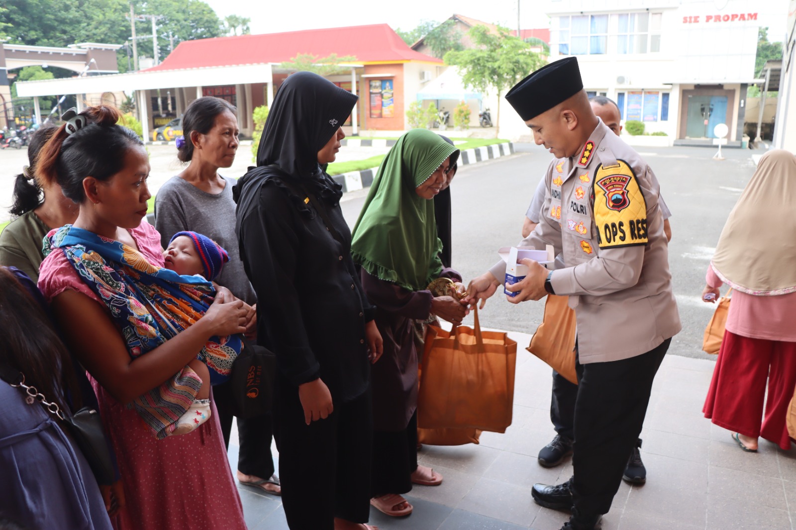 Polresta Pati Berbagi Kebahagiaan Jelang Idul Fitri Dengan Warga Yang