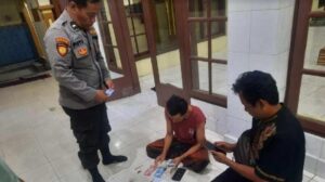 Maling Kotak Amal Terpergok Warga Banyuwangi, Bawa Alat Pengait untuk Ambil Duit