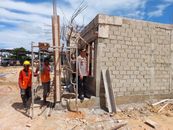 Progres Pembangunan Rumah Dinas Polsek Sematu Jaya Ditinjau Kapolres Lamandau