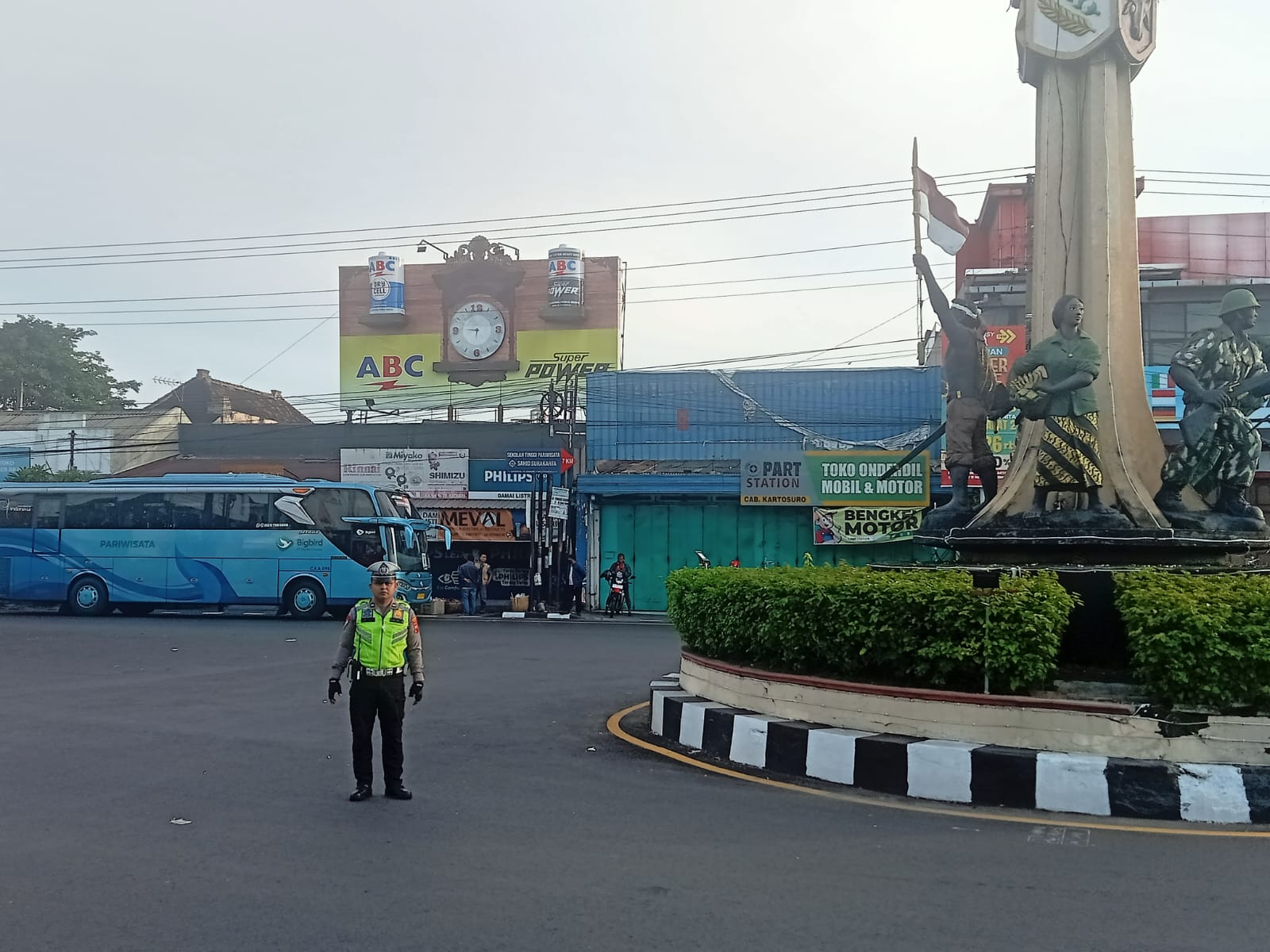 Puluhan Personel Strong Point Polres Sukoharjo Disiagakan Urai Kemacetan Saat