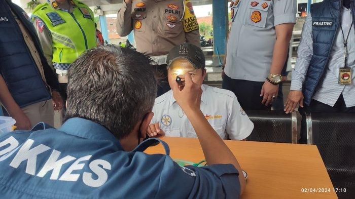 Puluhan Sopir Bus Di Terminal Mangkang Semarang Ikuti Tes Urin