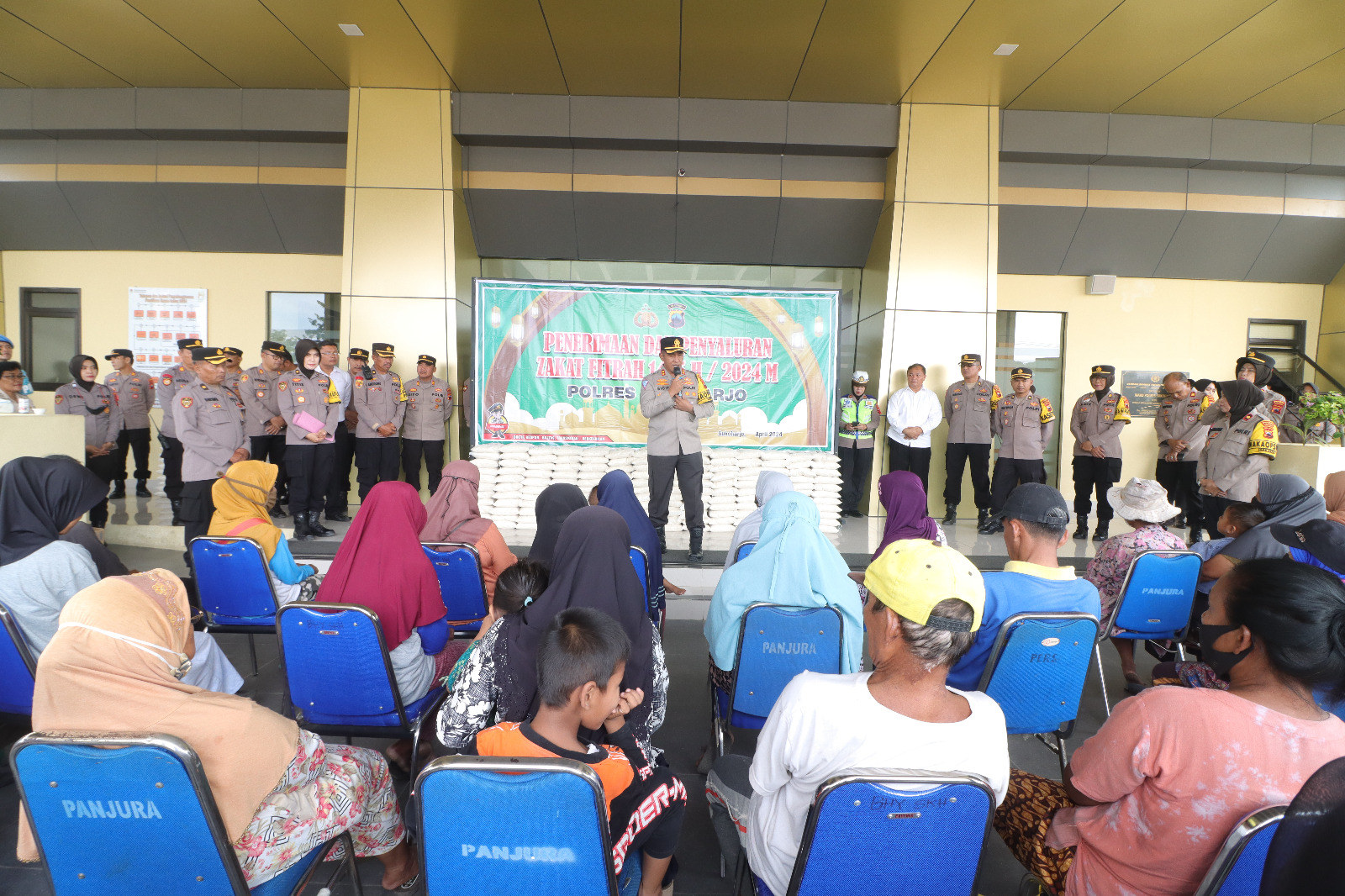 Ratusan Paket Zakat Fitrah Diserahkan Polres Sukoharjo Pada Masyarakat