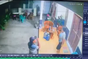 Kekerasan di Semarang, Terekam CCTV Suami Menyerang Istrinya Sendiri di Depan Rumah