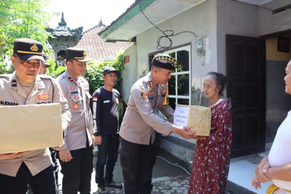 Salurkan Bantuan Sembako, Kapolres Jembrana Gelar Minggu Kasih