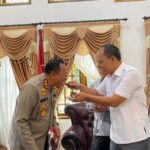 Sambangi Rumah Dinas Bupati, Kapolres Humbahas Beri Kejutan Ulang Tahun