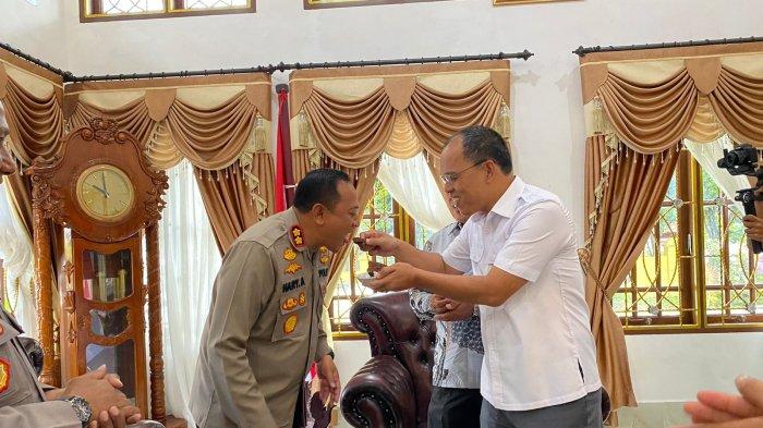 Sambangi Rumah Dinas Bupati, Kapolres Humbahas Beri Kejutan Ulang Tahun