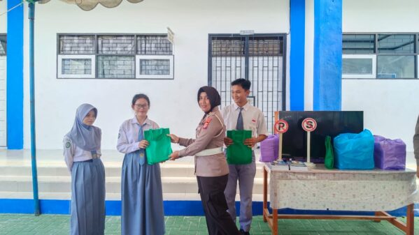 Sambangi smk kesehatan berneo, ditlantas laksanakan dikmas