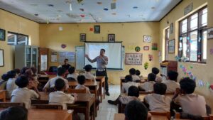 Gelar Police Goes to School, Satlantas Polres Pekalongan Ajarkan Pentingnya Pemakaian Helm Ber-SNI