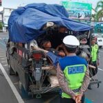 Satlantas Polresta Banyuwangi Tilang Pemudik Angkut Penumpang Di Bak Pikap