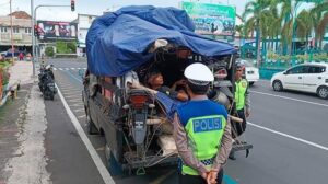 Satlantas Polresta Banyuwangi Tilang Pemudik Bebal yang Angkut Penumpang di Bak Pikap