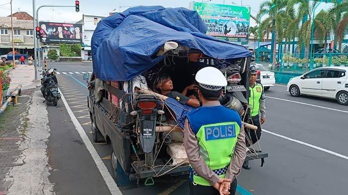 Satlantas Polresta Banyuwangi Tilang Pemudik Angkut Penumpang Di Bak Pikap