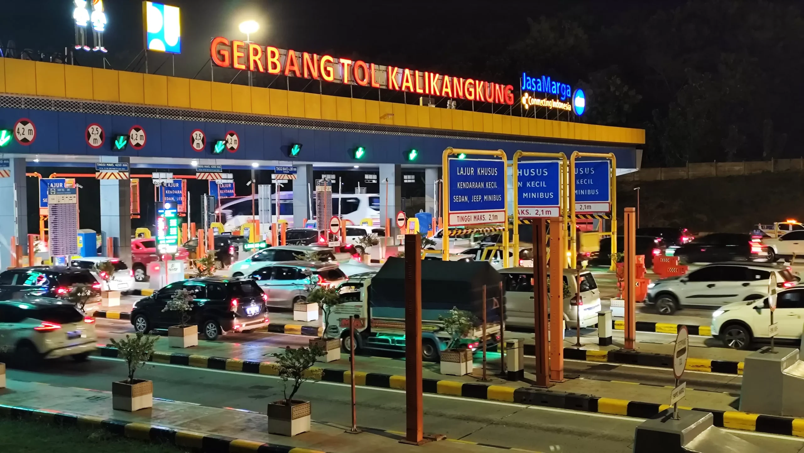 Sebanyak 390.555 Kendaraan Melintas Di Gerbang Tol Kalikangkung Semarang Selama