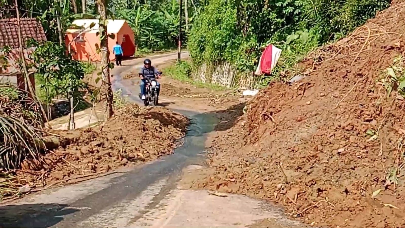 Sebanyak 4 Rumah Di Punggelan Banjarnegara Tertimbun Akibat Tebing Longsor