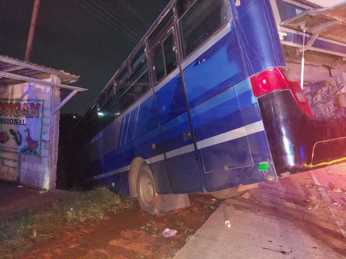 Sebuah Bus Karyawan Ditabrak Truk Tronton, Enam Orang Luka Luka