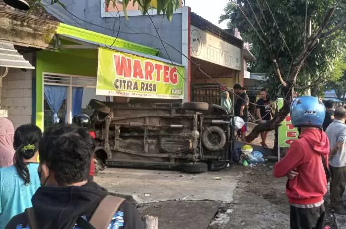 Truk Seruduk Warteg di Jalan Wolter Monginsidi Semarang, Diduga Sopir Ngantuk