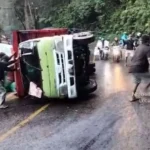 Sebuah Truk Terguling Membuat Jalur Jember – Banyuwangi Macet Tak