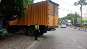 Sebuah Truk Tronton Tabrak Toko-Rumah Warga Jepang Kudus Akibat Rem Blong