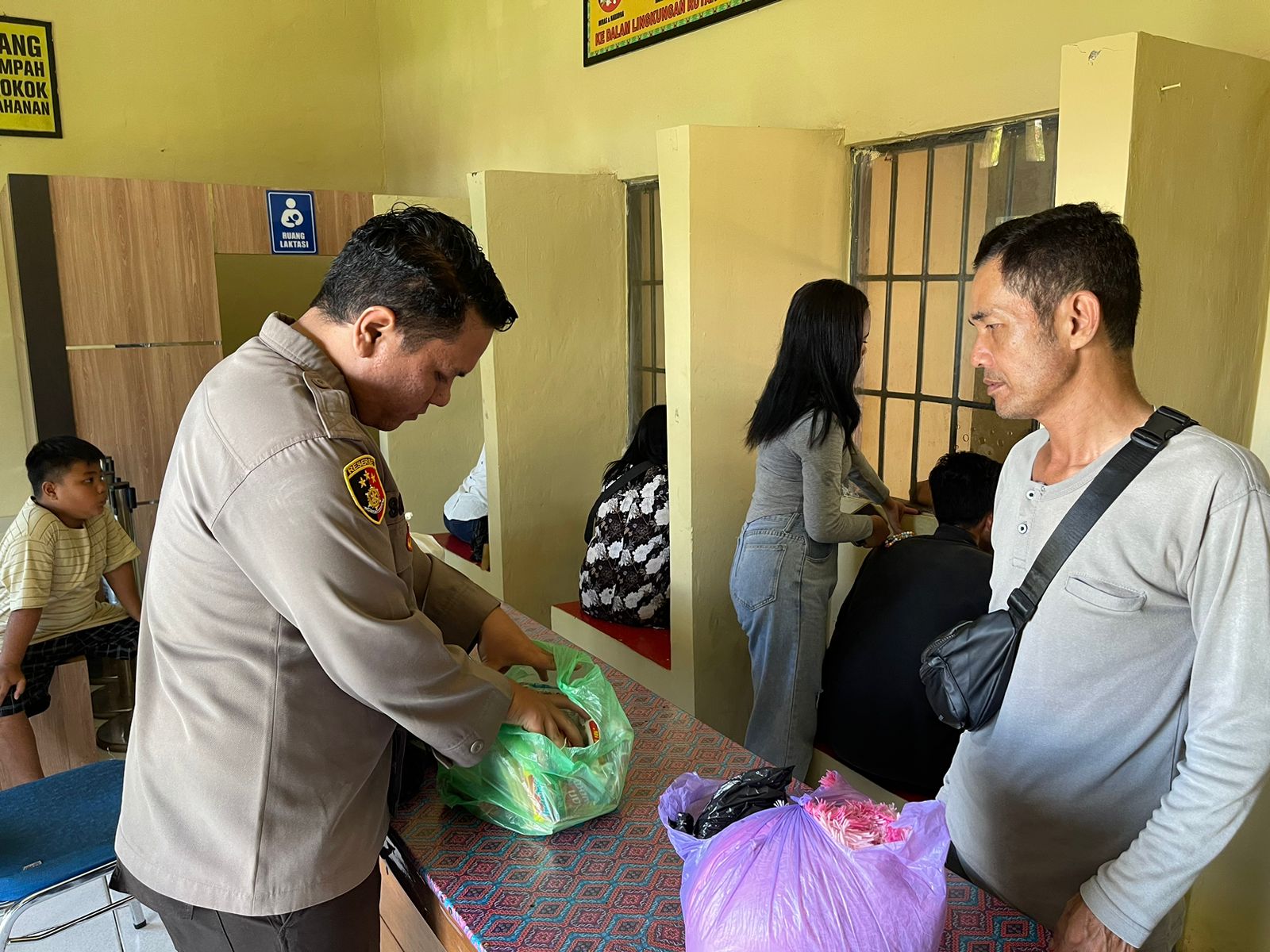 Secara Selektif Dan Humanis, Dittahti Polda Kalteng Periska Pembesuk Tahanan