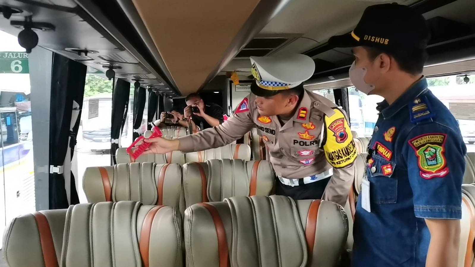 Sejumlah Bus Yang Masuk Terminal Banjarnegara Diperiksa Petugas