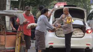 Semangat Kepedulian, Kapolresta Pati Bagikan Sembako dan Santunan Kepada Tukang Becak, Tukang Sapu dan Security