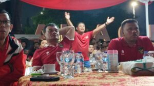 Serunya Nobar Indonesia Vs Uzbekistan di Polda Jateng, Ibu Ernando Pimpin Doa