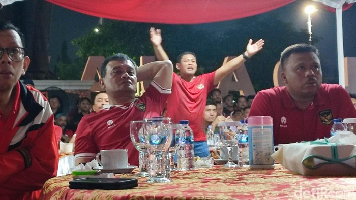 Serunya Nobar Indonesia Vs Uzbekistan Di Polda Jateng, Ibu Ernando