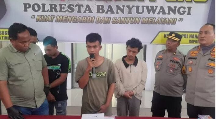 Sesenggukan, Tersangka Penyebar Hoax Di Banyuwangi Minta Dipulangkan