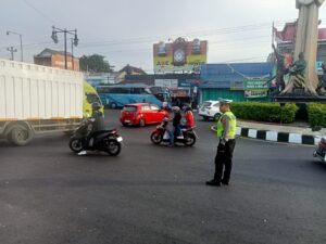 Siagakan, Puluhan Personel Strong Point Polres Sukoharjo Urai Kemacetan Saat Srus Mudik