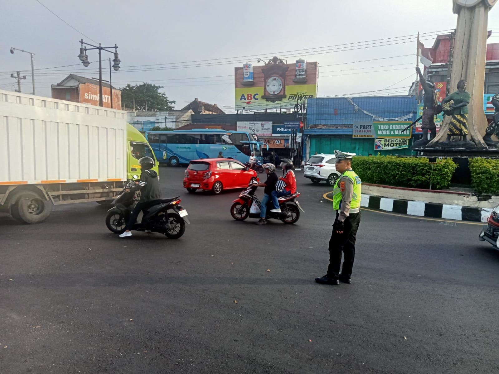 Siagakan, Puluhan Personel Strong Point Polres Sukoharjo Urai Kemacetan Saat