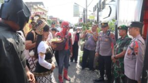 Super Hero Bawa Satu Grobak Mie Ayam, Wujud Apresiasi Masyarakat Sukoharjo Untuk Petugas Pospam