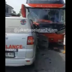 Tabrakan Ambulans Bawa Jenazah Vs Bus Di Temanggung, Supir Tewas