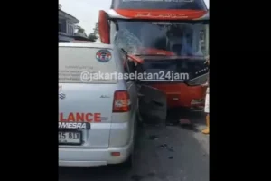 Ambulans Bawa Jenazah dari Jakarta Menuju Magelang Adu Banteng dengan Bus di Temanggung, Supir Tewas