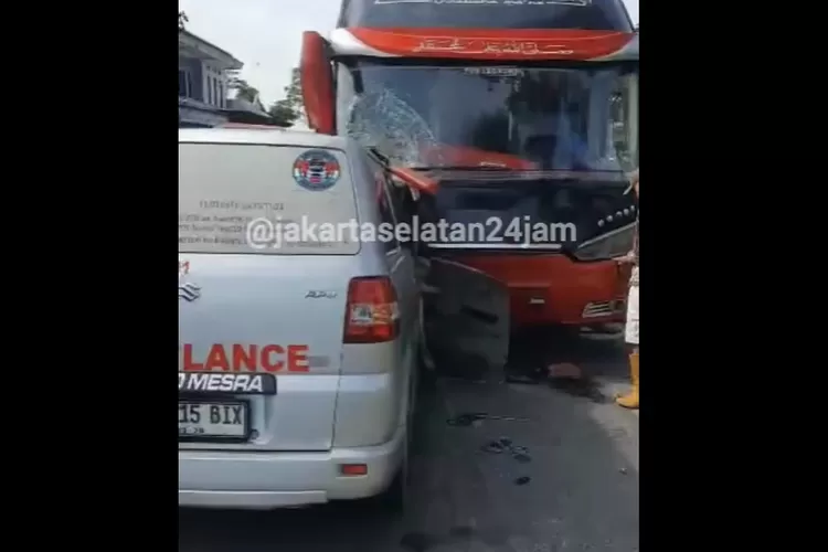 Tabrakan Ambulans Bawa Jenazah Vs Bus Di Temanggung, Supir Tewas