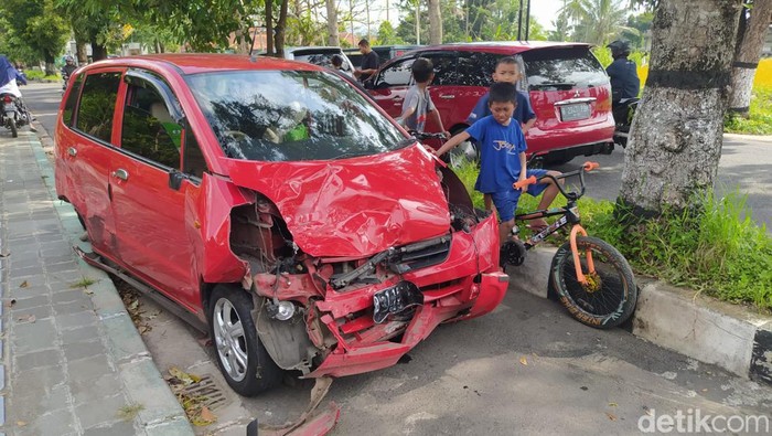 Tabrakan Karambol Libatkan Empat Mobil Di Mungkid Magelang