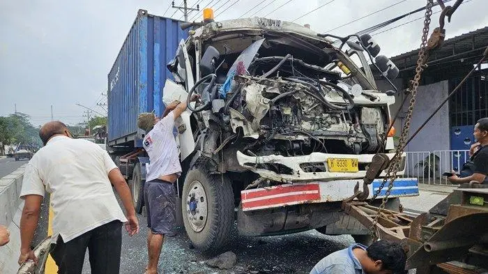 Tabrakan Karambol Di Secang Magelang Diduga Karena Rem Truk Kontainer