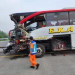 Tabrakan Di Tol Karanganyar, Bus Eka Seruduk Truk 1 Penumpang