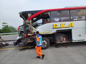 Bus Eka Seruduk Truk di Tol Karanganyar, 1 Penumpang Tewas