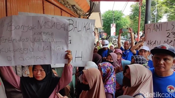 Nasabah Geruduk BMT Mitra Umat Pekalongan Gegara Tak Bisa Tarik Tabungan