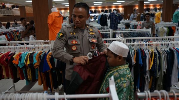 Tebar Senyuman Puluhan Anak Yatim, Rumkit Bhayangkara Ajak Belanja Baju