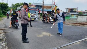 Nekat Terobos Palang Perlintasan, Kakek di Sragen Tertabrak KA Logawa