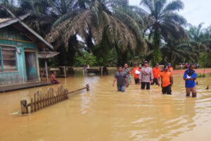 Tim Gabungan Sigap Beri Bantuan saat Banjir Melanda Kecamatan Bulik Timur