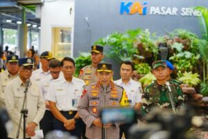 Tinjau Stasiun Pasar Senen, Kapolri Pastikan Pemudik Terlayani dengan Baik