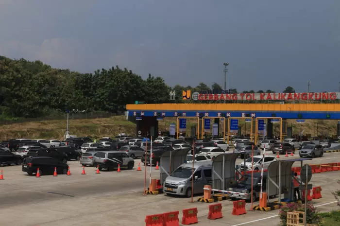 Tol Kalikangkung Semarang Kembali Dipadati Kendaraan, Antrean Sempat Mengular 400